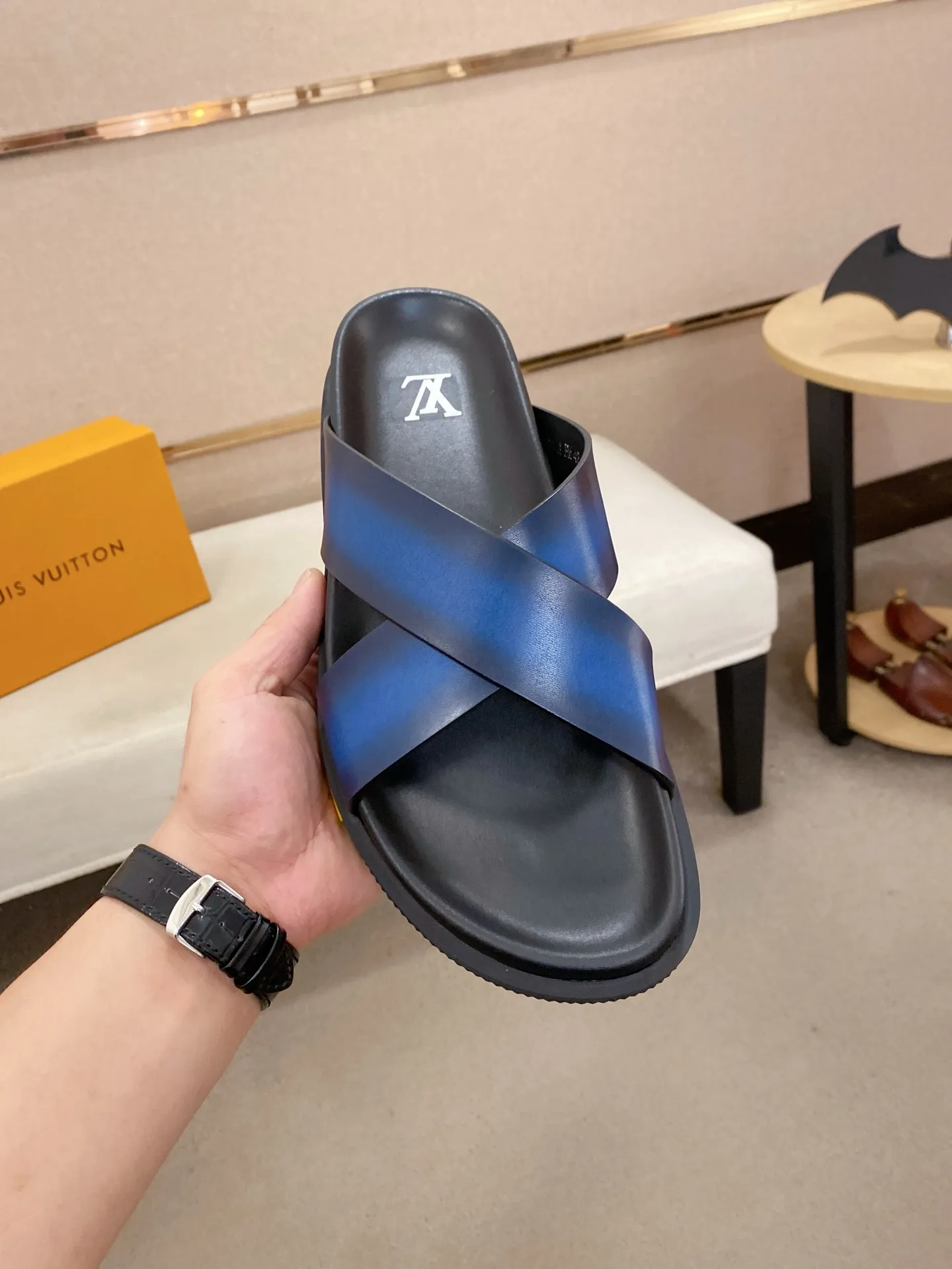 Factory price: 420💰Made by LV🔍Top purchasing agent. Men's spring and summer slippers are available at the same counter. The uppers are made of cowhide imported from Italy. High-quality craftsmanship, soles: original soles specially provided by the original factory, exclusive movable molded soles are super comfortable, original factory follow-up goods, 🔍🔍high quality, can be entered and exited the counter at will, welcome to compare, code number 38-44. Can be customized45